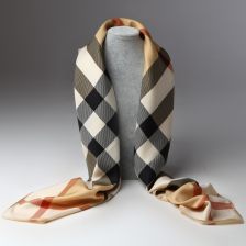 方寸之間，盡顯風采 探索新款大方巾的時尚魅力